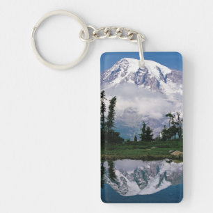 Mount Rainier speglas i en fjälltjärn