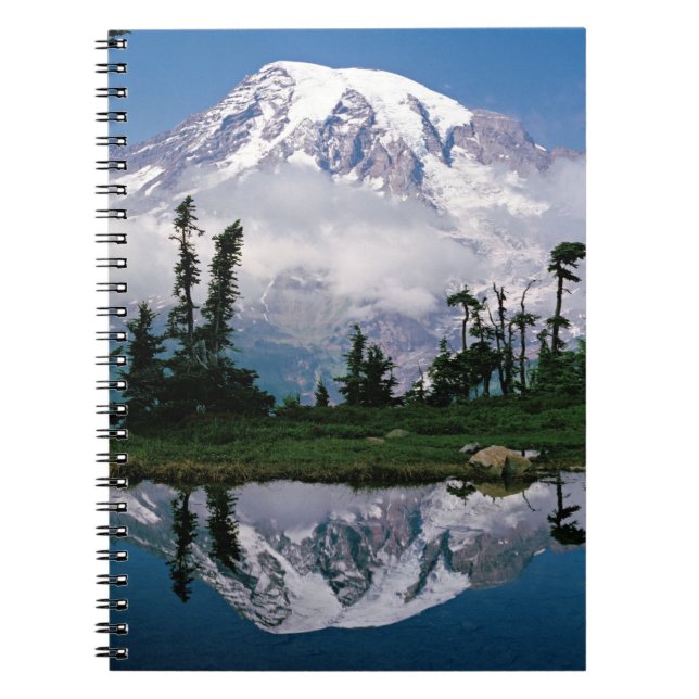 Mount Rainier speglas i en fjälltjärn Anteckningsbok Med Spiral (Framsidan)
