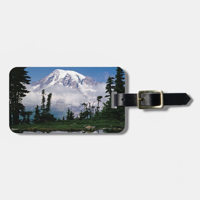 Mount Rainier speglas i en fjälltjärn Bagagebricka (Horisontell Framsida)