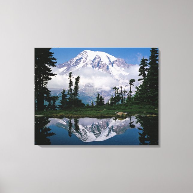 Mount Rainier speglas i en fjälltjärn Canvastryck (Framsida)
