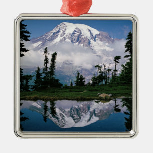 Mount Rainier speglas i en fjälltjärn Julgransprydnad Metall
