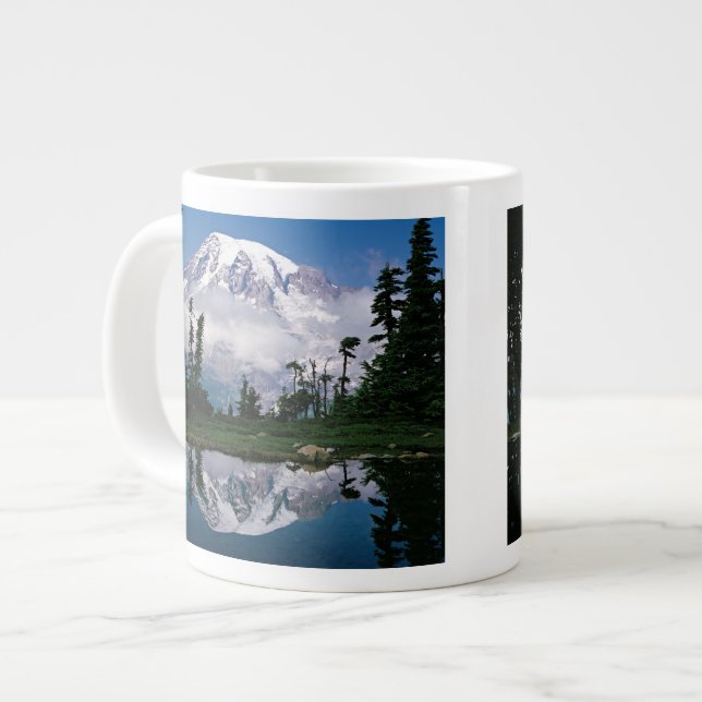 Mount Rainier speglas i en fjälltjärn Jumbo Mugg (Framsida vänster)