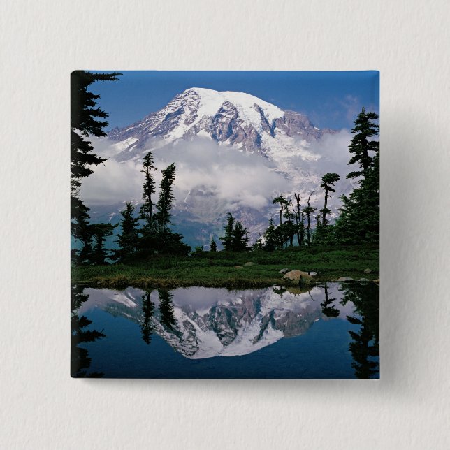 Mount Rainier speglas i en fjälltjärn Knapp (Framsida)