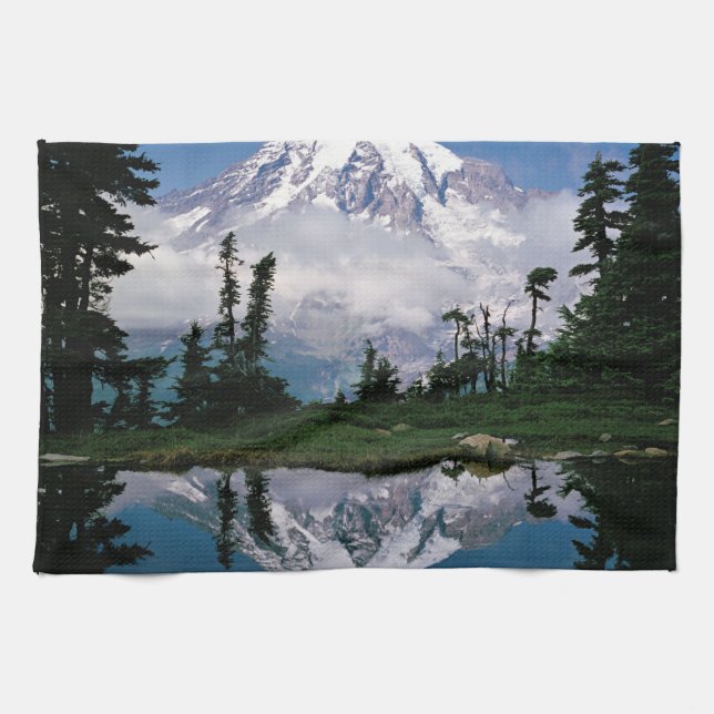 Mount Rainier speglas i en fjälltjärn Kökshandduk (Horisontell)