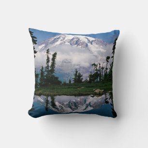 Mount Rainier speglas i en fjälltjärn Kudde