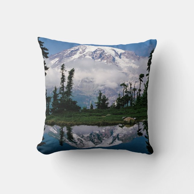 Mount Rainier speglas i en fjälltjärn Kudde (Framsida)