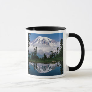 Mount Rainier speglas i en fjälltjärn Mugg