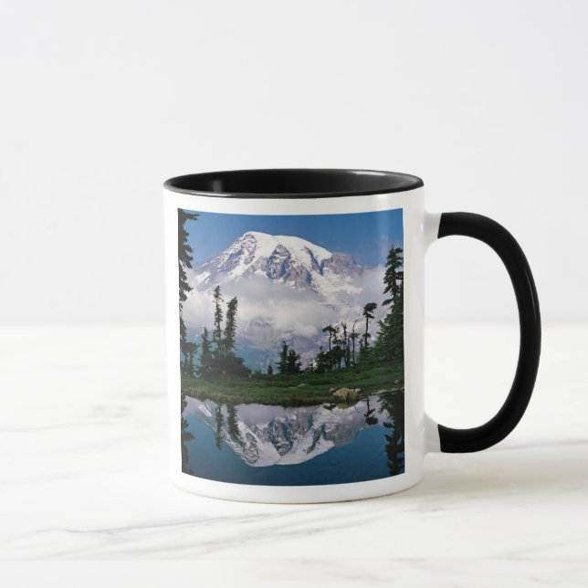 Mount Rainier speglas i en fjälltjärn Mugg (Höger)