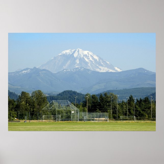 Mount Rainier Tornar över Fotbollsplan Poster (Framsidan)