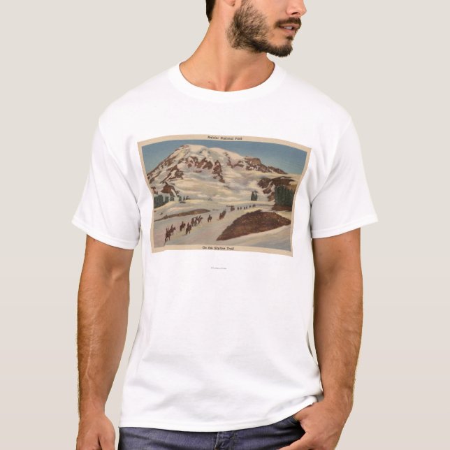 Mount Rainier WA - manar på hästrygg på horisont Tee Shirt (Framsida)