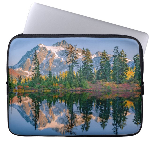 Mount Shuksan mirrored in Reflection Lake Laptop Fodral (Framsidan)