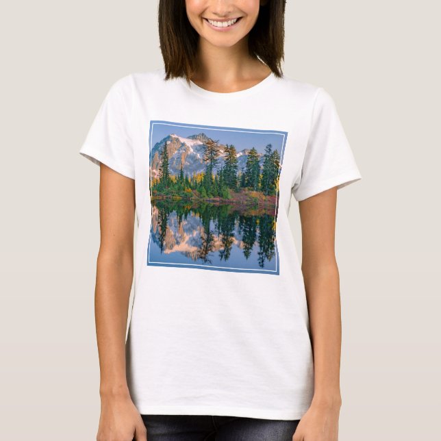 Mount Shuksan mirrored in Reflection Lake T Shirt (Framsida)