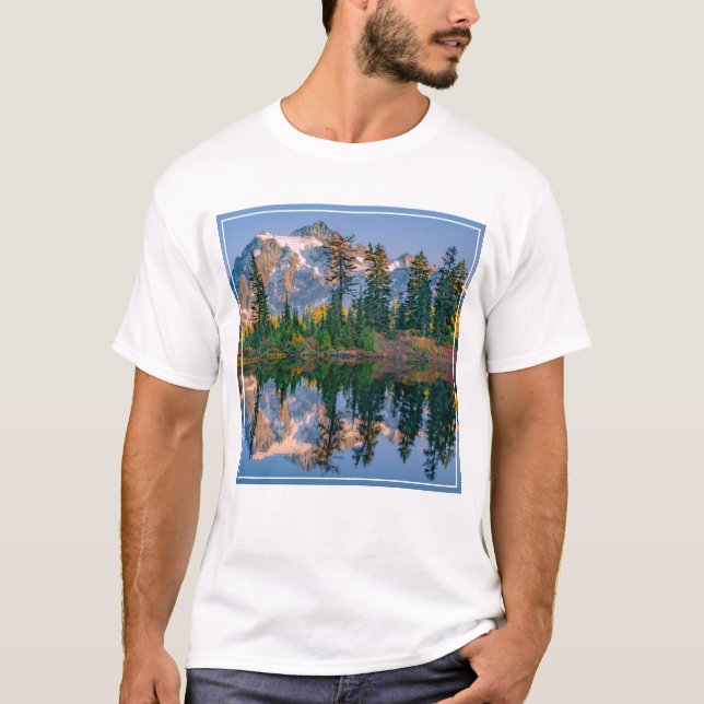 Mount Shuksan speglas i Reflection Lake T Shirt (Framsida)