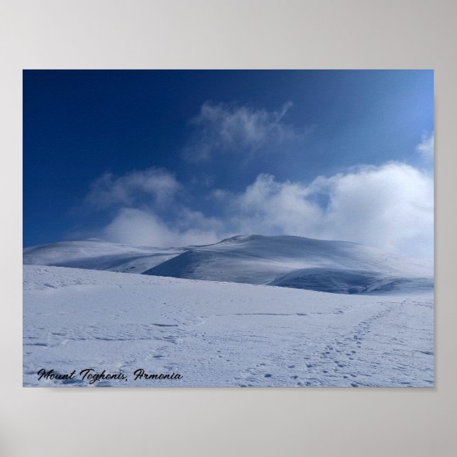 Mount Teghenis Snötäckt Topp Anpassad Poster (Framsidan)