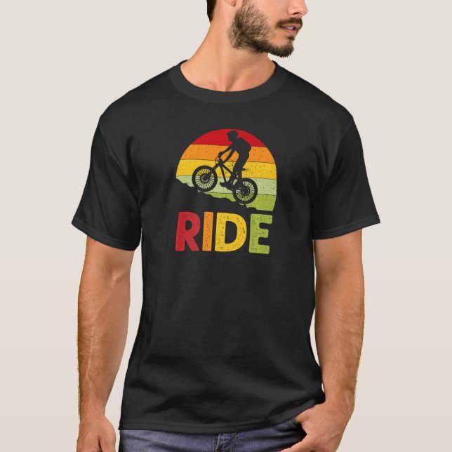 Mountain Bike Ride Retro Sunset   T Shirt (Framsida)