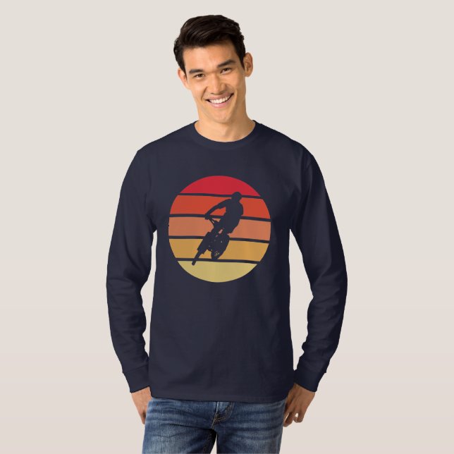 Mountain Biking on Retro Sunset Rand kläder T Shirt (Hel framsida)
