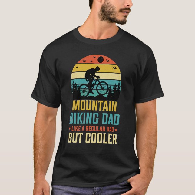 Mountain Biking Pappa som ett vanligt Pappa men ky T Shirt (Framsida)
