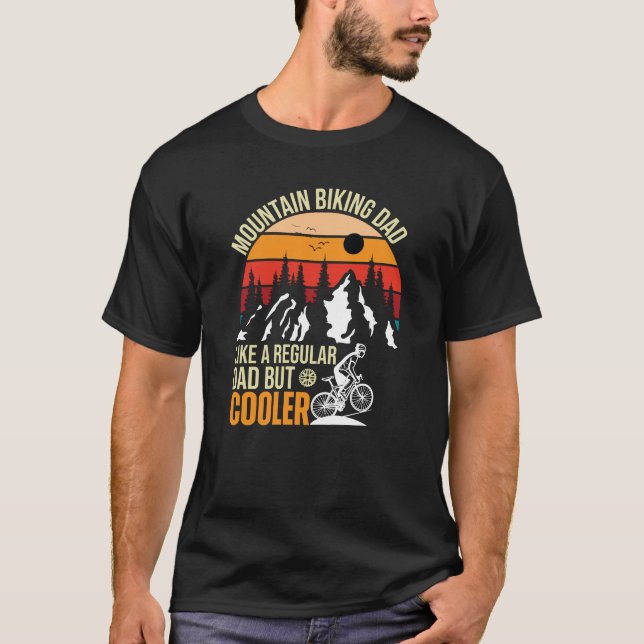 Mountain Biking Pappa som ett vanligt Pappa men ky T Shirt (Framsida)