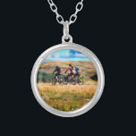 MOUNTAIN BIKING SILVERPLÄTERAT HALSBAND<br><div class="desc">En vattenfärg på tre manar-bergsklättring i det walesiska backe.</div>