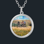 MOUNTAIN BIKING SILVERPLÄTERAT HALSBAND<br><div class="desc">En vattenfärg på tre manar-bergsklättring i det walesiska backe.</div>