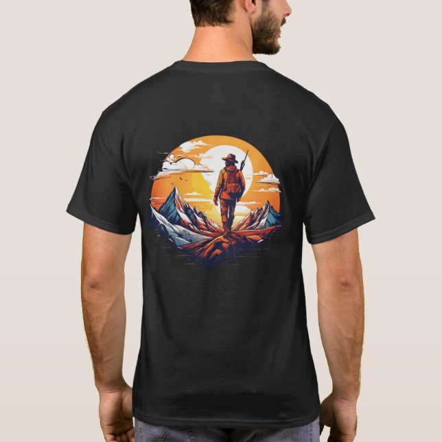 Mountain Explorer Wilderness Solnedgång Grafik  T Shirt (Baksida)