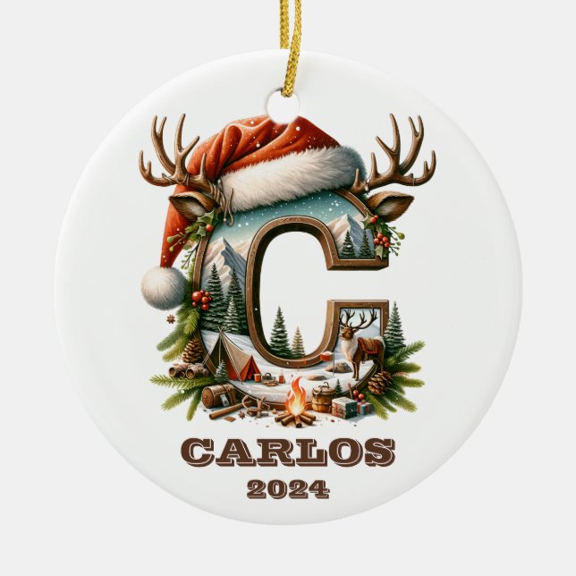 Mountain Helgdag C Initial with Antlers Santa Hat Julgransprydnad Keramik (Framsidan)