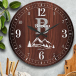 Mountain Home Family Namn Stor Klocka<br><div class="desc">Roligt,  personlig,  namn och monogramdesign. Gör perfekten till en husuppvärmning,  bröllop eller något tillfälle! Wintery snowy bergstoppar och gräs träd på en djup,  rik träplattor.</div>