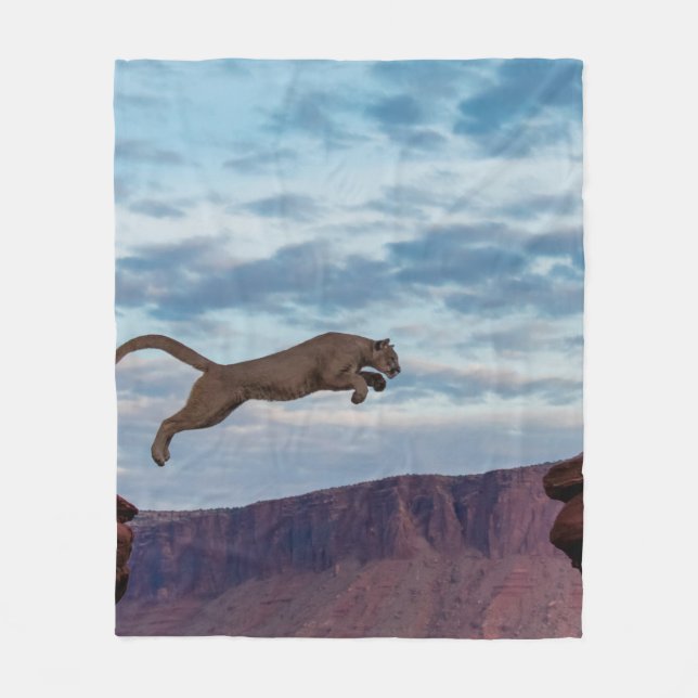 Mountain Lion Jumping Morning Skyjump,lion,animal, Fleecefilt (Framsidan)