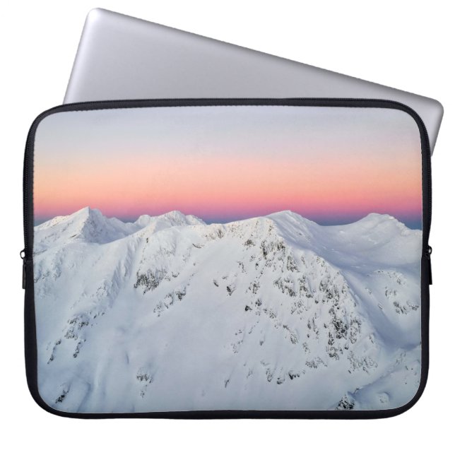 MOUNTAIN PEAK SOM TÄCKS MED SNÖ LAPTOP FODRAL (Framsidan)
