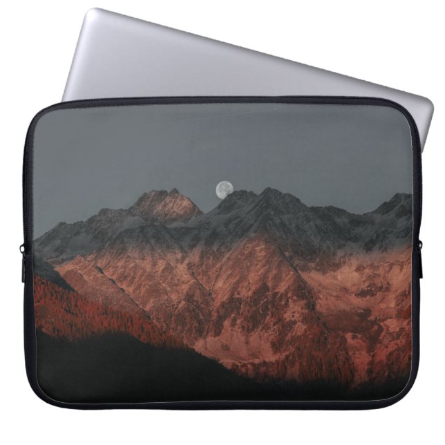 MOUNTAIN RANGE UNDER DUSK LAPTOP FODRAL (Framsidan)