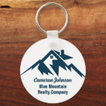Mountain Real Gods Company Anpassningsbar Marknads Nyckelring<br><div class="desc">En coola bergskedja i gods för ett realföretag i en bergsstad eller stad. Rektorn namn är skriven i marinblått skript under huset mellan bergen. Underbar marknadsföring-artikel för en hembygdare i bergstopp.</div>