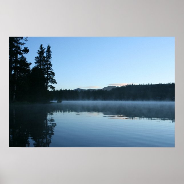 Mountain Sjö, Dawn, Mist Poster (Framsidan)