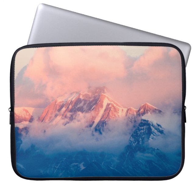 MOUNTAIN TÄCKT MED SNÖ VID DAGLIG TID LAPTOP FODRAL (Framsidan)