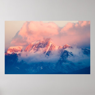 MOUNTAIN TÄCKT MED SNÖ VID DAGLIG TID POSTER