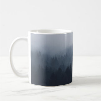 MOUNTAIN WITH SKOEST IN FOG KAFFEMUGG