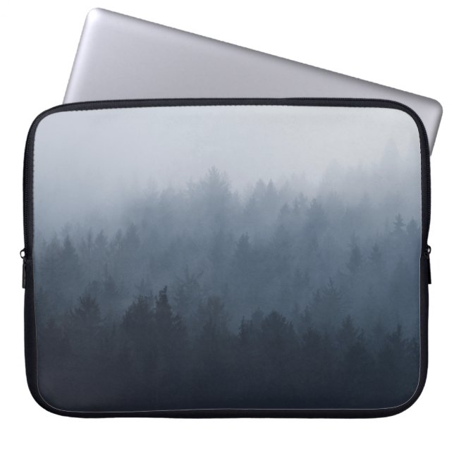 MOUNTAIN WITH SKOEST IN FOG LAPTOP FODRAL (Framsidan)