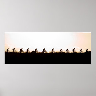 Mountainbikeåkare tar sig över dammen poster