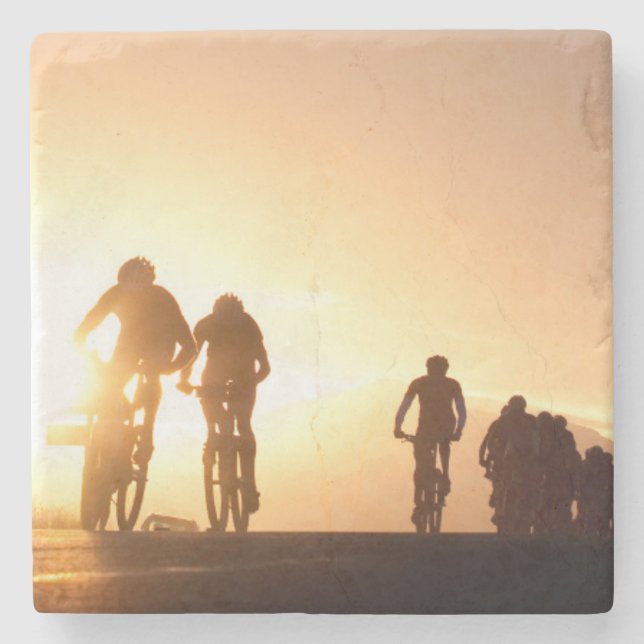 Mountainbikeåkare tar sig över toppen underlägg sten (Framsidan)