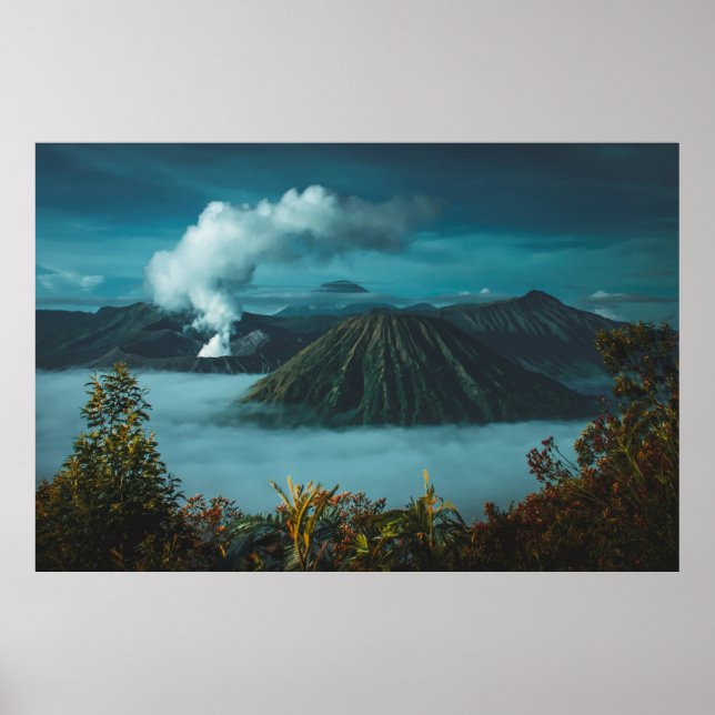 MOUNTAINER AV grönt SOM OMGES MED VITA NEDLAG Poster (Framsidan)