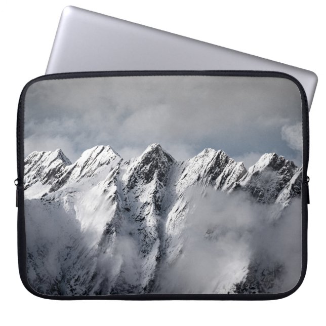 MOUNTAINER MED TÄCKT snö Laptop Fodral (Framsidan)