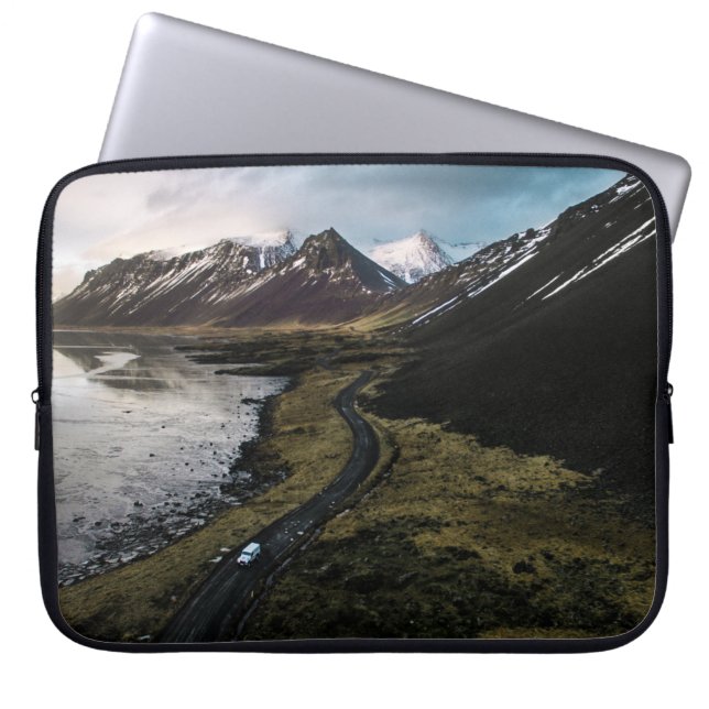MOUNTAINER NÄRA KROPPEN VATTEN LAPTOP FODRAL (Framsidan)