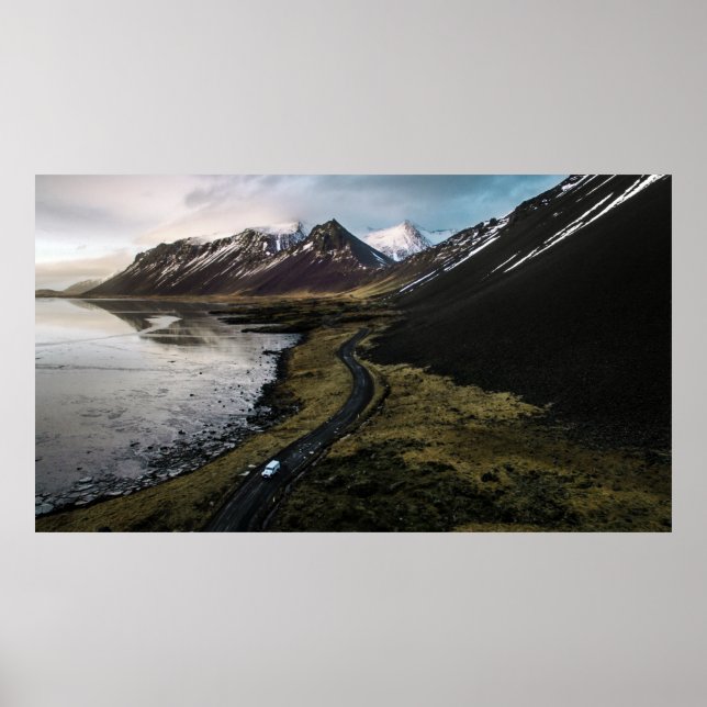 MOUNTAINER NÄRA KROPPEN VATTEN POSTER (Framsidan)