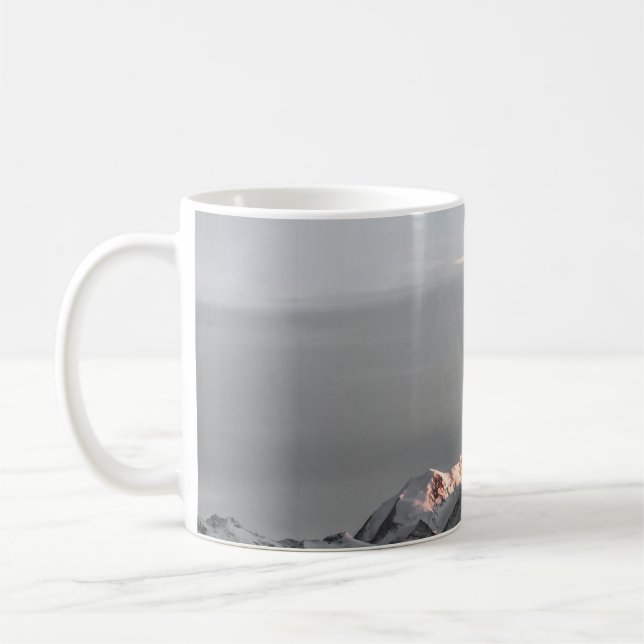 MOUNTAINER SOM OMFATTAS AV SNÖ KAFFEMUGG (Vänster)