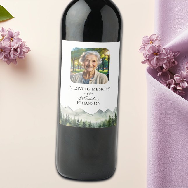Mountains and Trees Celebration Of Life Funeral Vinflaska Etikett (Skapare uppladdad)