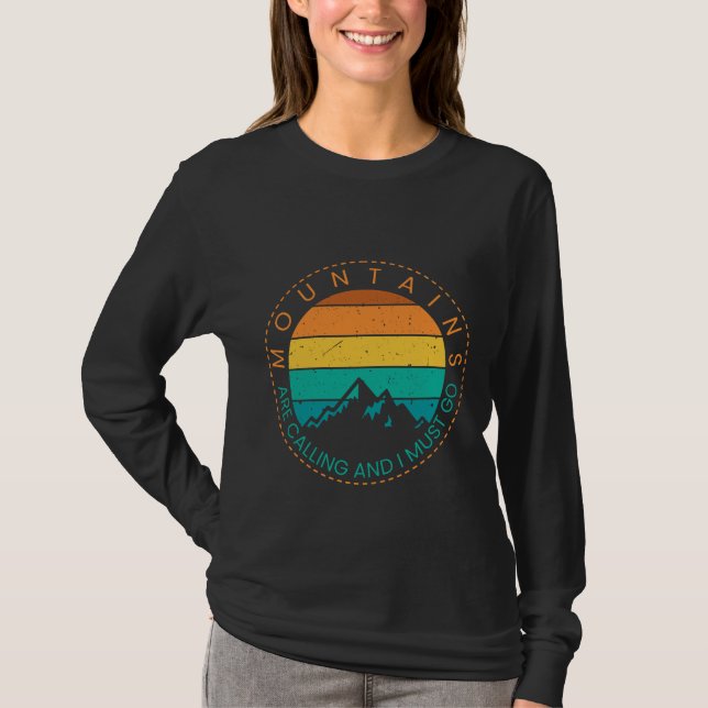 Mountains are calling And I MUST GO  T Shirt (Framsida)