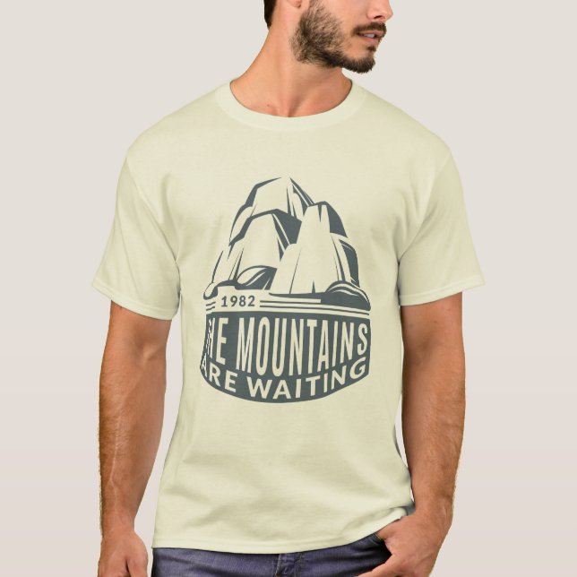 Mountains Are Waiting Mountain Climber Design T Shirt (Framsida)