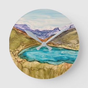 Mountains with lake rund klocka