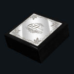 Mourish Diamond 60:e Bröllop-årsjubiléet Giftbox Minnesask<br><div class="desc">En Digitalbcon Bilder Design med ett platinum silver färg och blomstrande designtema med en rad olika bilder, former, mönster, stilar och typsnitt i anpassningsbar i denna presentationsruta av typen"Flourish Diamond 60:e Bröllop år". Den här attraktiva och elegant designen gör perfekten till det där perfektens par på att nå denna milstolpe...</div>