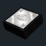 Mourish Diamond 60:e Bröllop-årsjubiléet Giftbox Minnesask<br><div class="desc">En Digitalbcon Bilder Design med ett platinum silver färg och blomstrande designtema med en rad olika bilder, former, mönster, stilar och typsnitt i anpassningsbar i denna presentationsruta av typen"Flourish Diamond 60:e Bröllop år". Den här attraktiva och elegant designen gör perfekten till det där perfektens par på att nå denna milstolpe...</div>