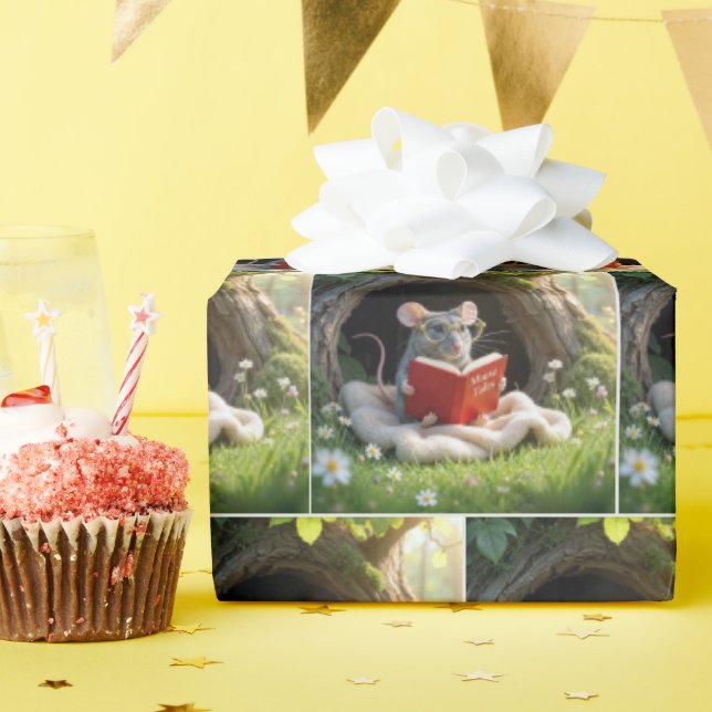 Mouse Reading a Red Book On a Blanket Presentpapper (Födelsedagsfest)